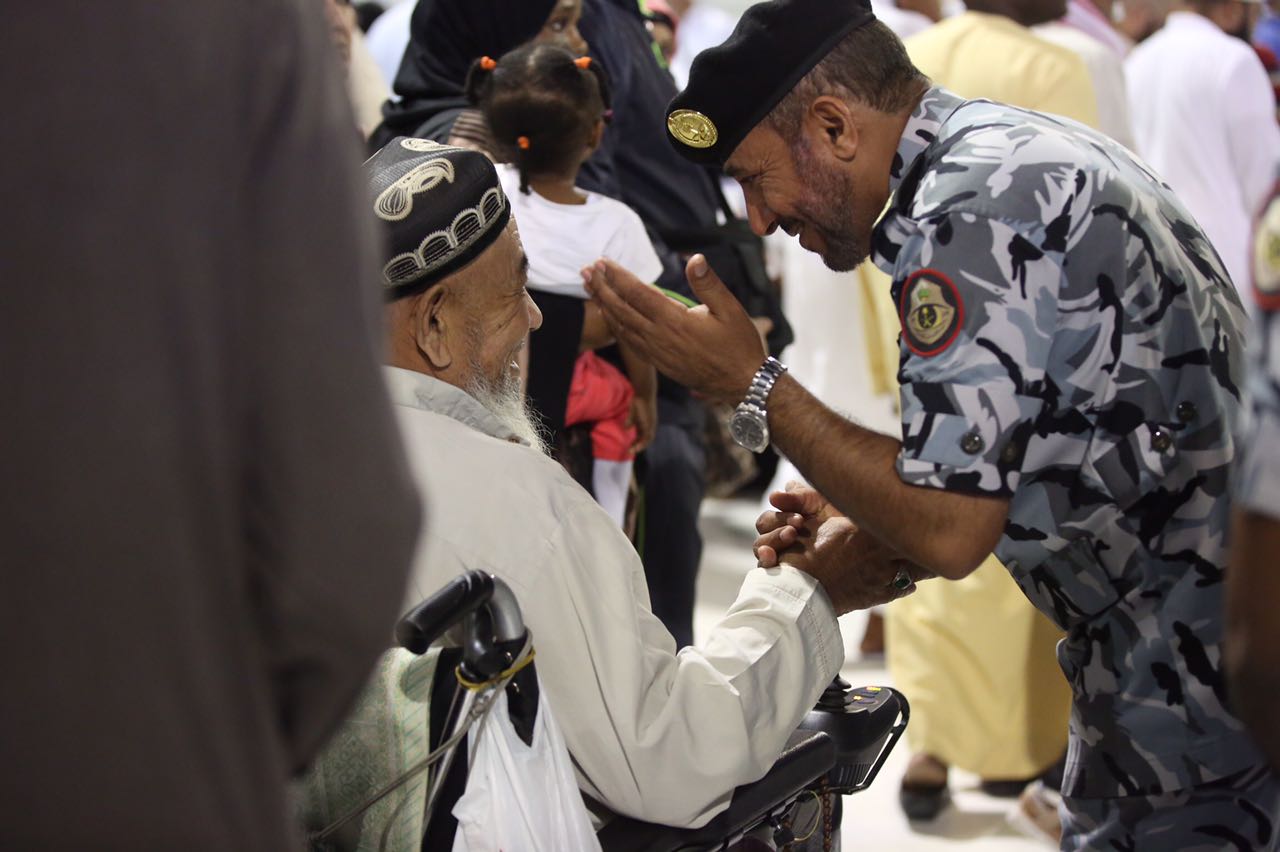 مشاهد إنسانية رائعة لرجال الأمن وهم يساعدون ضيوف الرحمن في المسجد الحرام