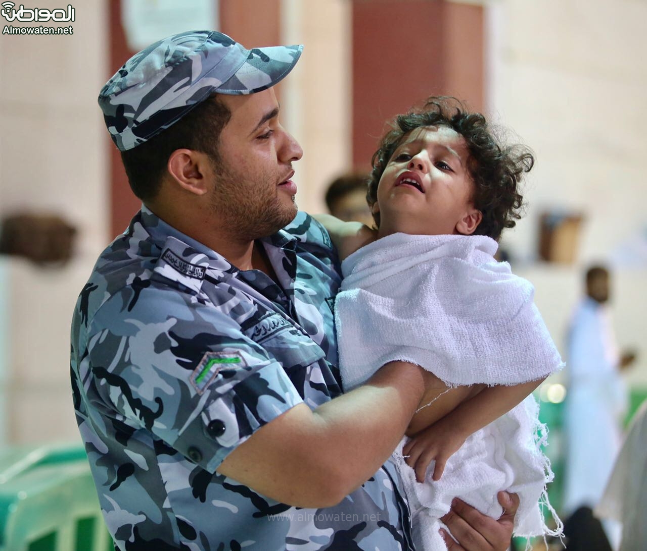 شاهد .. المشاعر الأبوية لرجل أمن يحتضن طفلاً مفقودًا بالمسجد الحرام 