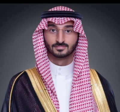 عبدالله بن بندر ينقل تعازي القيادة لذوي الشهيد عبده كعبي
