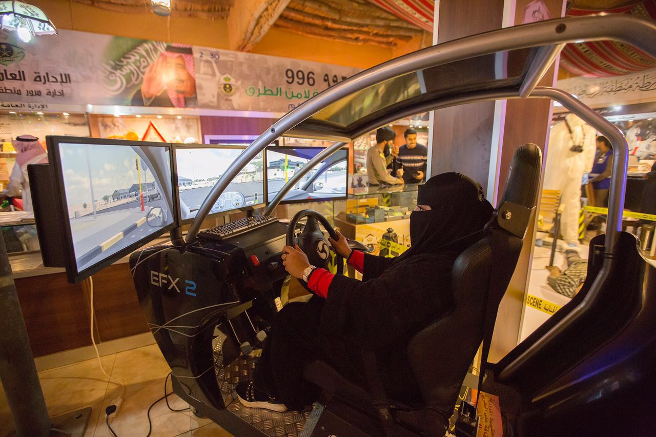 سيارة السيميوليتر تنقل السعوديات من الجنادرية إلى مدارس تعلم القيادة