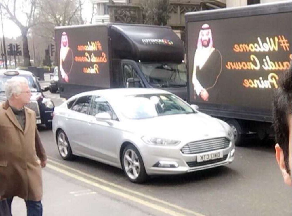 شاهد.. شوارع لندن تستبق زيارة محمد بن سلمان بلافتات ترحيب تشرح جوانب من رؤية 2030