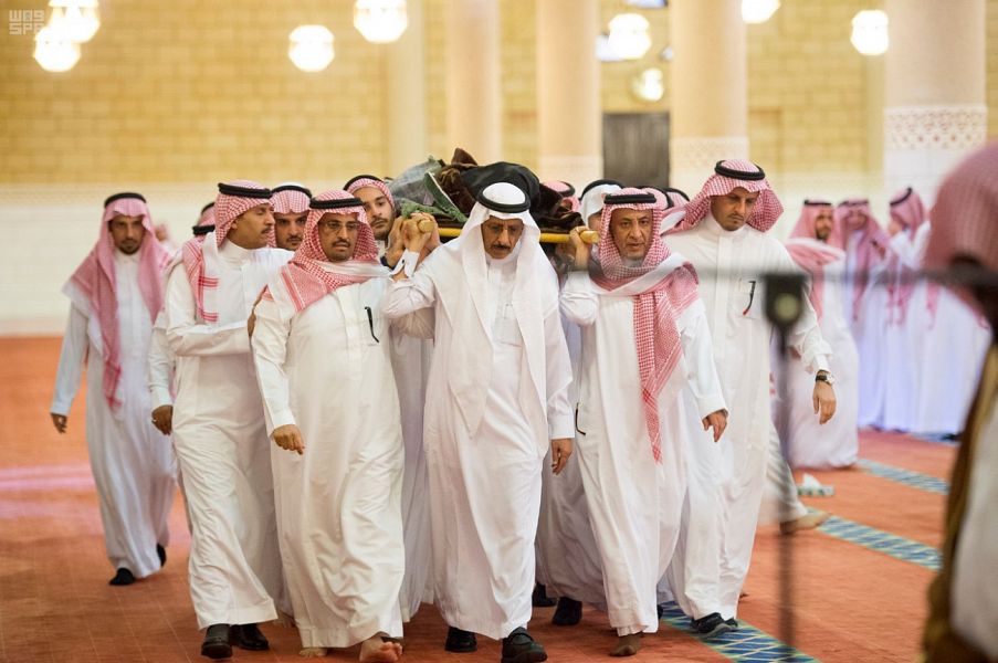نائب أمير الرياض يؤدي صلاة الميت على والدة ناصر بن فهد الفيصل