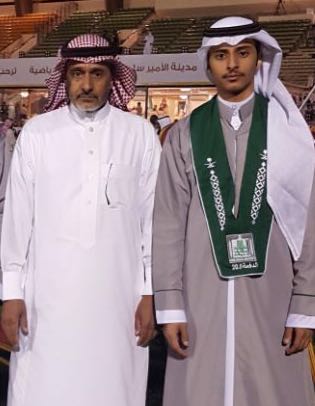الشهري يحتفل بتخرج حسن من جامعة الملك خالد
