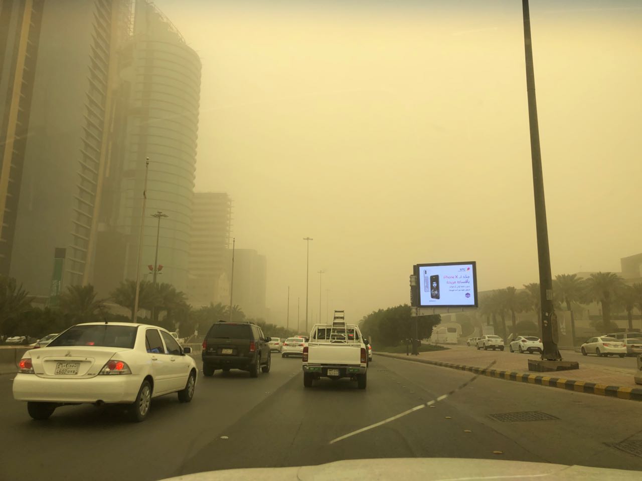 تحذير مستخدمي طرق الرياض: غبار كثيف يُعيق الرؤية