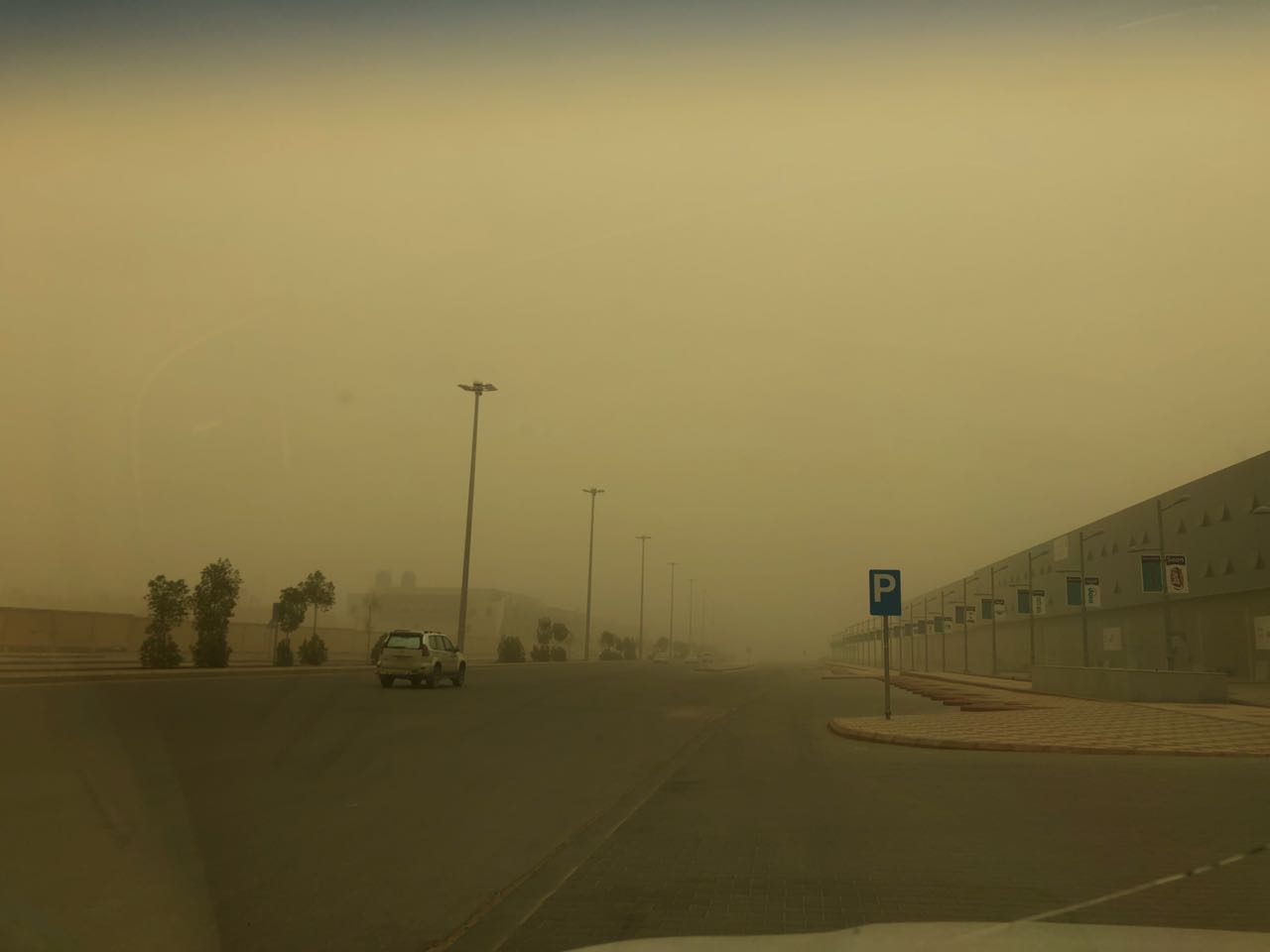 الأرصاد تحذر أهالي الرياض من موجة غبار تستمر حتى هذا الموعد