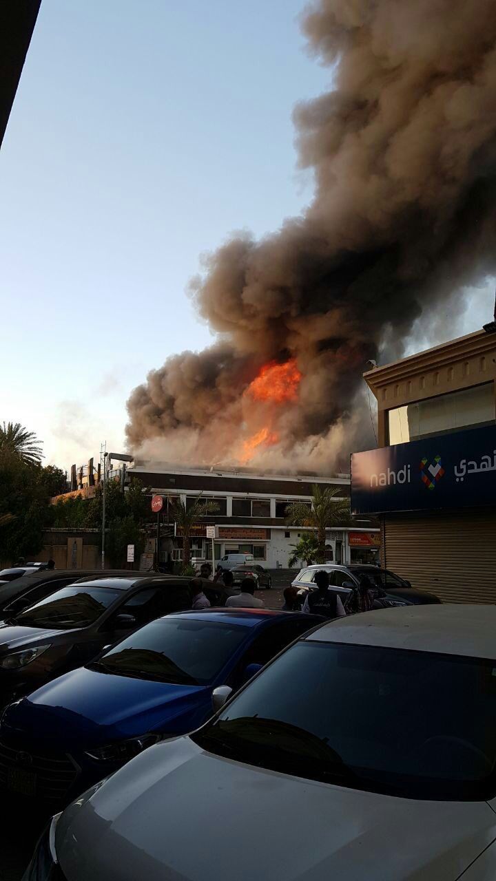 بالفيديو والصور.. حريق ضخم بأحد أحياء جدة و 19 فرقة إطفاء تباشر