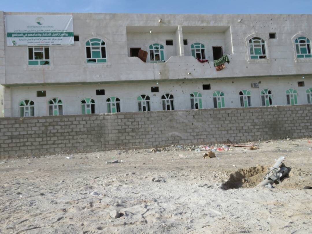 بالصور.. صواريخ كاتيوشا الحوثية تستهدف مركز إعادة تأهيل الأطفال المجندين باليمن