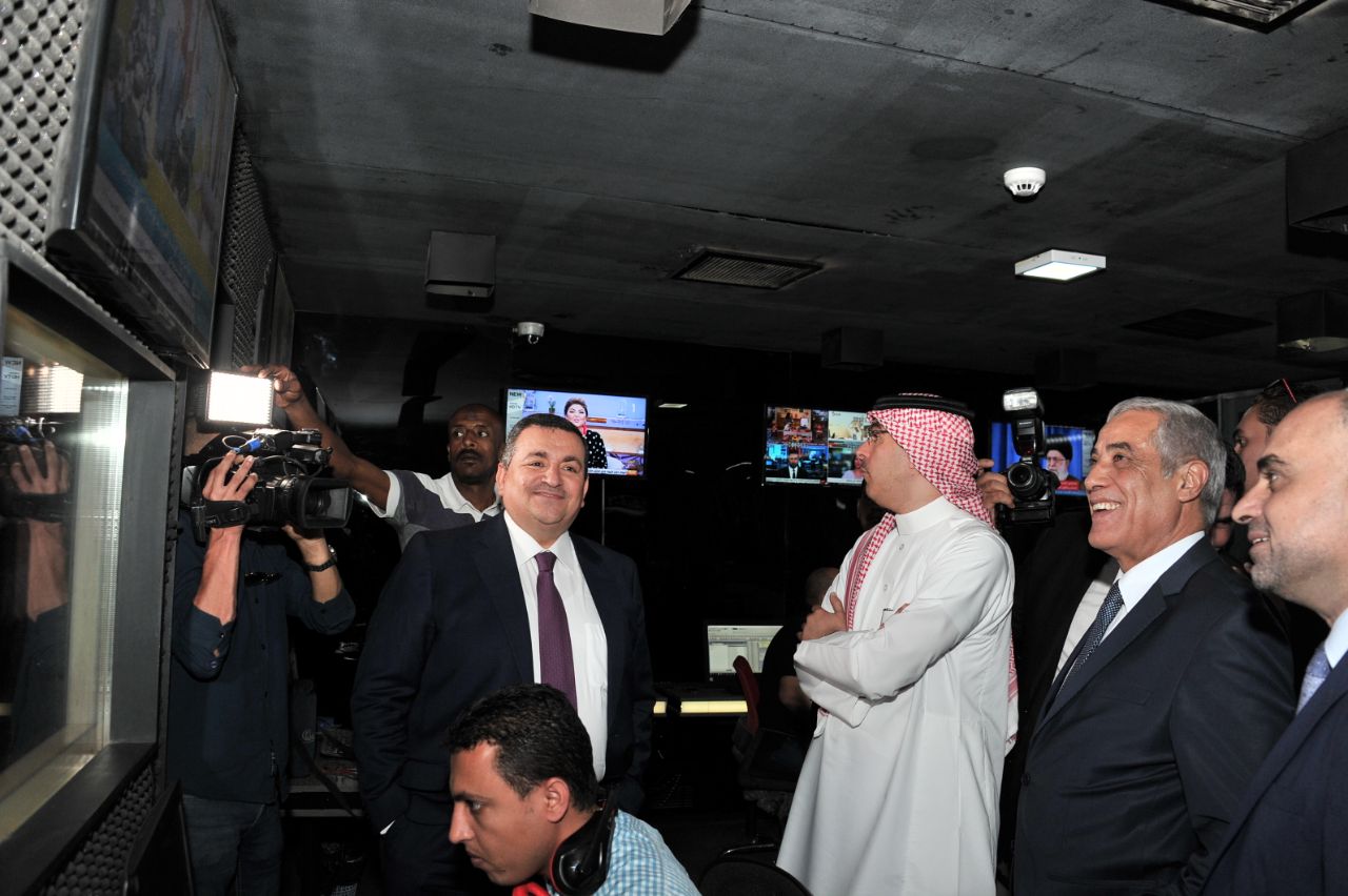 الوزير العواد يقف على تجربة مدينة الإنتاج الإعلامي بالقاهرة