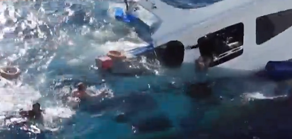 بالفيديو.. لحظة غرق قارب ممتلئ بالسياح