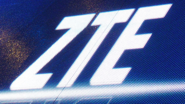 ZTE تعمل على تطوير هاتف قابل للانحناء