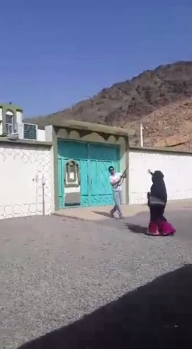 سعودي يطلق “أعيرة نارية” احتفاءً بعودة والدته