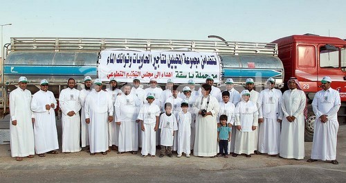 بالصور.. أهالي نظيم الرياض يحرجون البلدية بري الأشجار