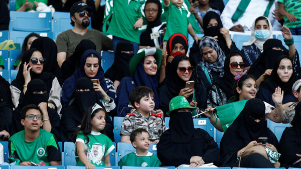 متى ستحضر العوائل السعودية أول مباراة في الملاعب الرياضية؟
