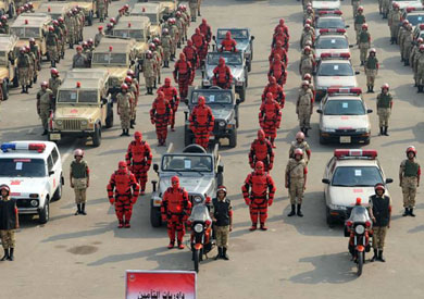 تساؤلات عن مرتدي الزي الأحمر أمام عربات الجيش المصري؟