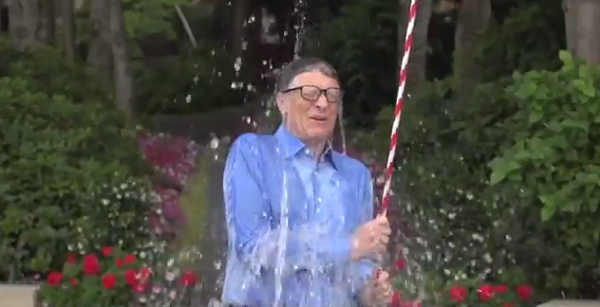 شاهد بالفيديو مشاهير أمريكا يسكبون مياهاً مثلجة على رؤوسهم!