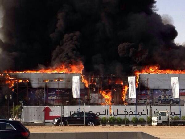 بالصور.. حريق في شركة العيسى للسيارات شمال الرياض
