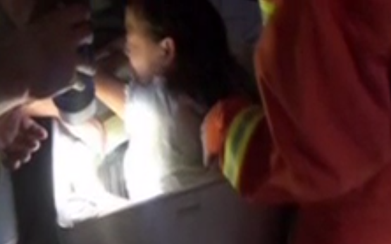 بالفيديو .. نجاة طفلة علقت في غسالة كهربائية لعدة دقائق
