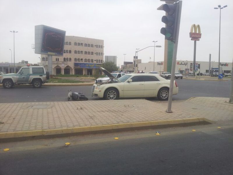 بالصورة .. قبل قليل سيارة تدهس عاملاً بنجلاديشيا في تقاطع دوار الساعة بعنيزة .