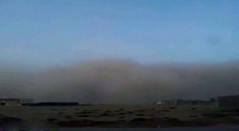 بالفيديو.. تحول الأفلاج إلى ظلام إثر العاصفة الرملية