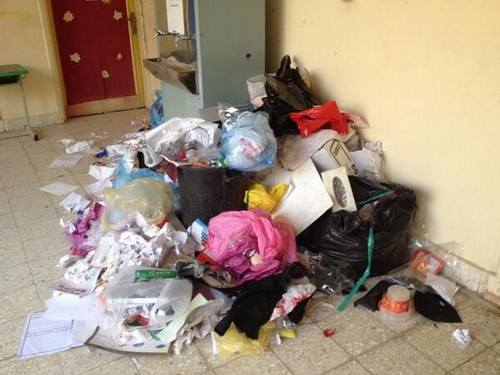 بالصور.. مدرسة 146 بربوة الرياض تغرق في النفايات