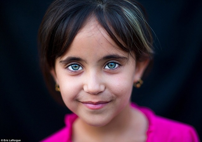 مصور فرنسي يلتقط أروع الصور لعيون الأكراد لتسليط الضوء عليهم - المواطن