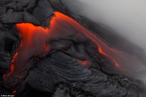 بالصور.. مصور يضع حياته على حافة بركان ليسجل لقطات مرعبة