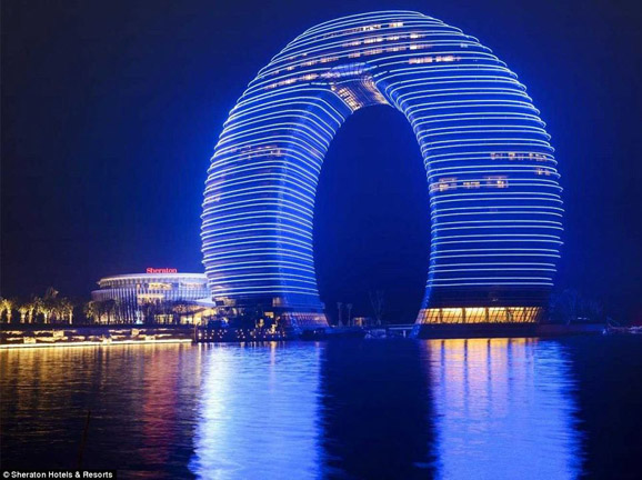الصين تكشف النقاب عن فندق عملاق على شكل دوناتس