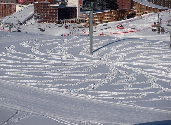 بالصور … فنان يرسم أشكالا هندسية عملاقة بقدميه على الثلوج !