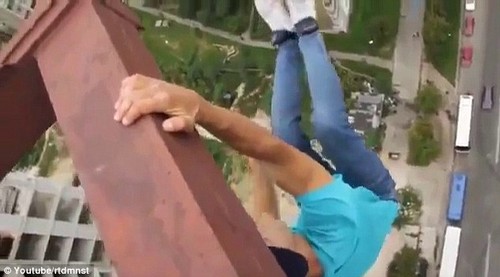 مراهق روسي يقوم بحركات خطيرة من فوق بناية شاهقة