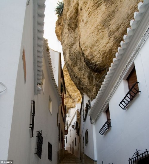 بالصور.. سكان قرية إسبانية يعيشون أسفل صخور الجبال