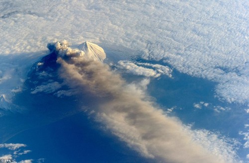 بالصور.. قمم جبال آلاسكا البركانية تقذف حممها