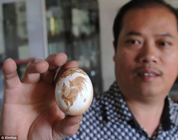 بالصور.. صيني ينحت رسومات معقدة على قشر البيض
