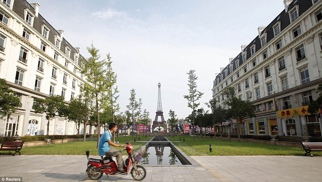 بالصور.. مدينة باريس بمعالمها الساحرة في الصين