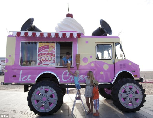 بالصور.. سيارة حلوى توزع آيس كريم عملاقاً في بريطانيا بالمجان