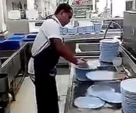 بالفيديو.. رجل يغسل 50 طبقاً في 10 ثوانٍ فقط