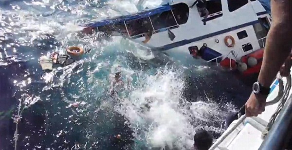 لقطات مروعة لغرق سفينة قبالة السواحل التايلاندية