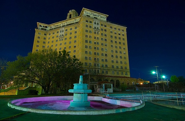 بالصور.. شاهد أغرب فندق مهجور مسكون بالأشباح في تكساس!