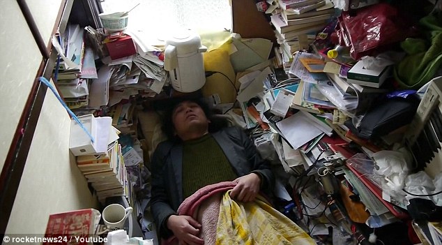 بالصور.. ياباني يعيش بغرفة مساحتها (5) أمتار مربعة فقط