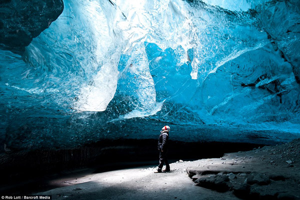 بالصور.. رحلة إلى الكهوف الجليدية المذهلة في أيسلندا