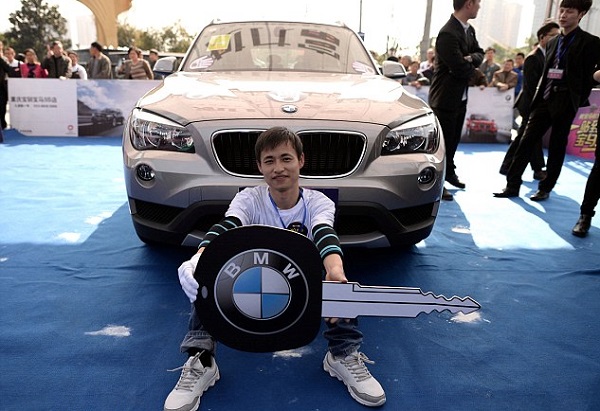 بالصور.. صيني يفوز بسيارة “BMW” بعد سبع ساعات على قدم واحدة