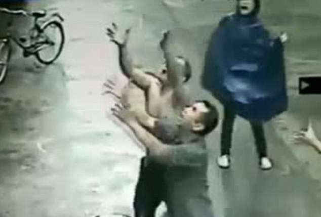 صيني ينقذ طفلاً رضيعاً بعد سقوطه من الطابق الثاني