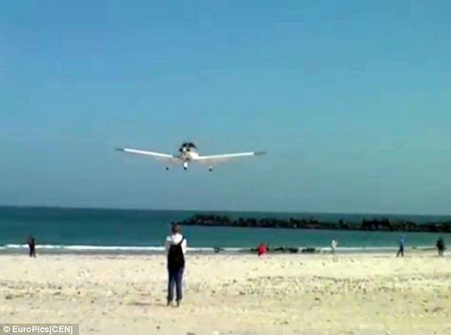 بالصور.. طائرة تكاد تهبط فوق سائح بأحد شواطئ ألمانيا