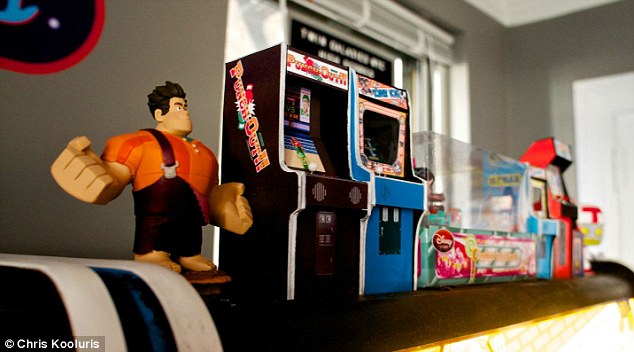 بالصور.. أمريكي يحوّل غرفته لغرفة لألعاب فيديو الثمانينات