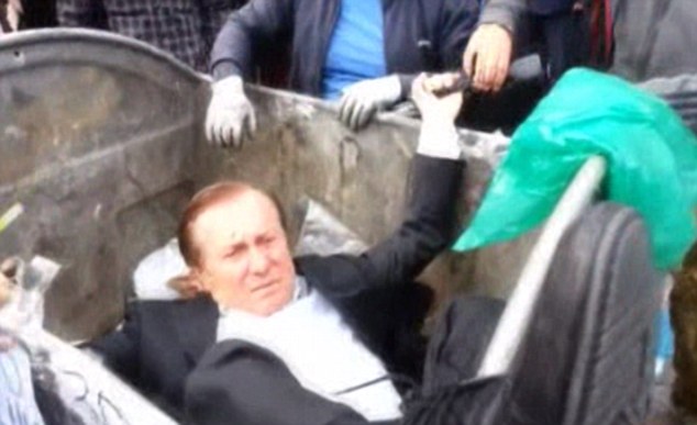 بالفيديو.. إلقاء برلماني أوكراني فى حاوية القمامة !