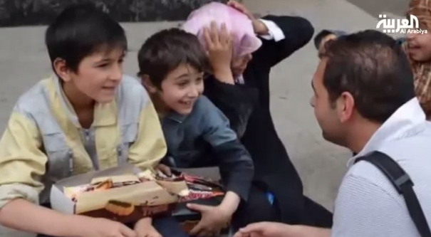 البراميل المتفجرة تقتل الطفل بائع البسكويت في حلب