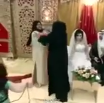 بالفيديو.. معركة بين أم العروس وأم العريس في الكوشة
