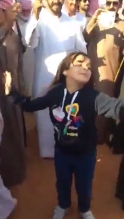 بالفيديو.. “رقص طفلة” يجذب الأنظار بـ”أم رقيبة”