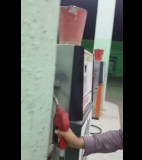 عامل محطة بنزين في الدلم يستغفل زبائنه