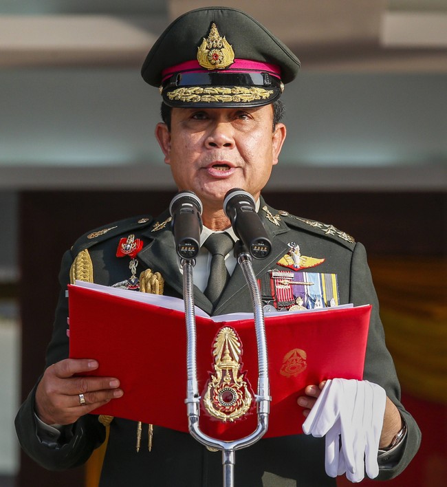 بالصور.. المجلس العسكري في تايلاند يحصل على دعم ملك البلاد