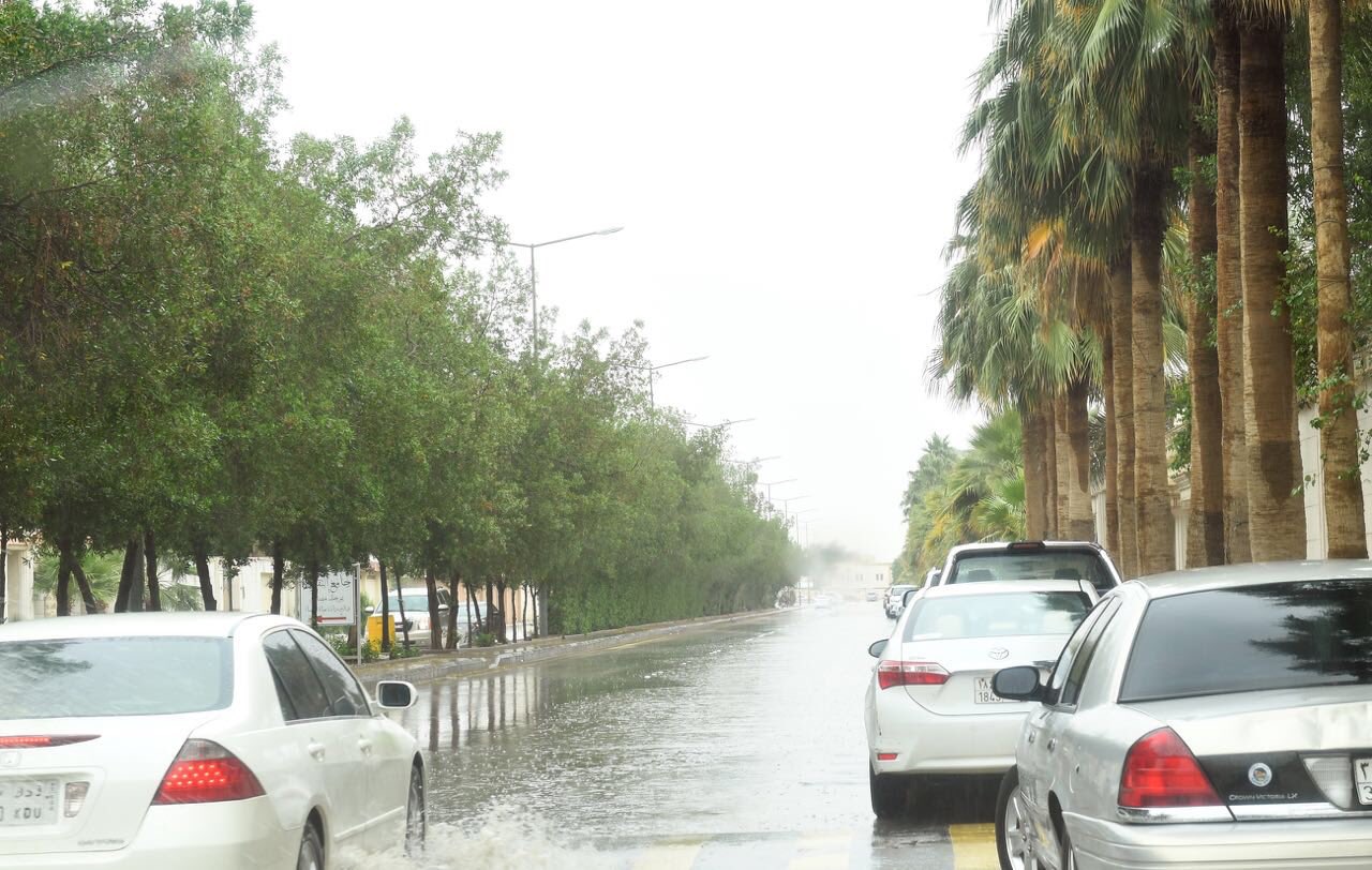 بالصور.. أمطار الرياض تظهر جمال أجواء العاصمة ومغردون يرددون دعاء المطر